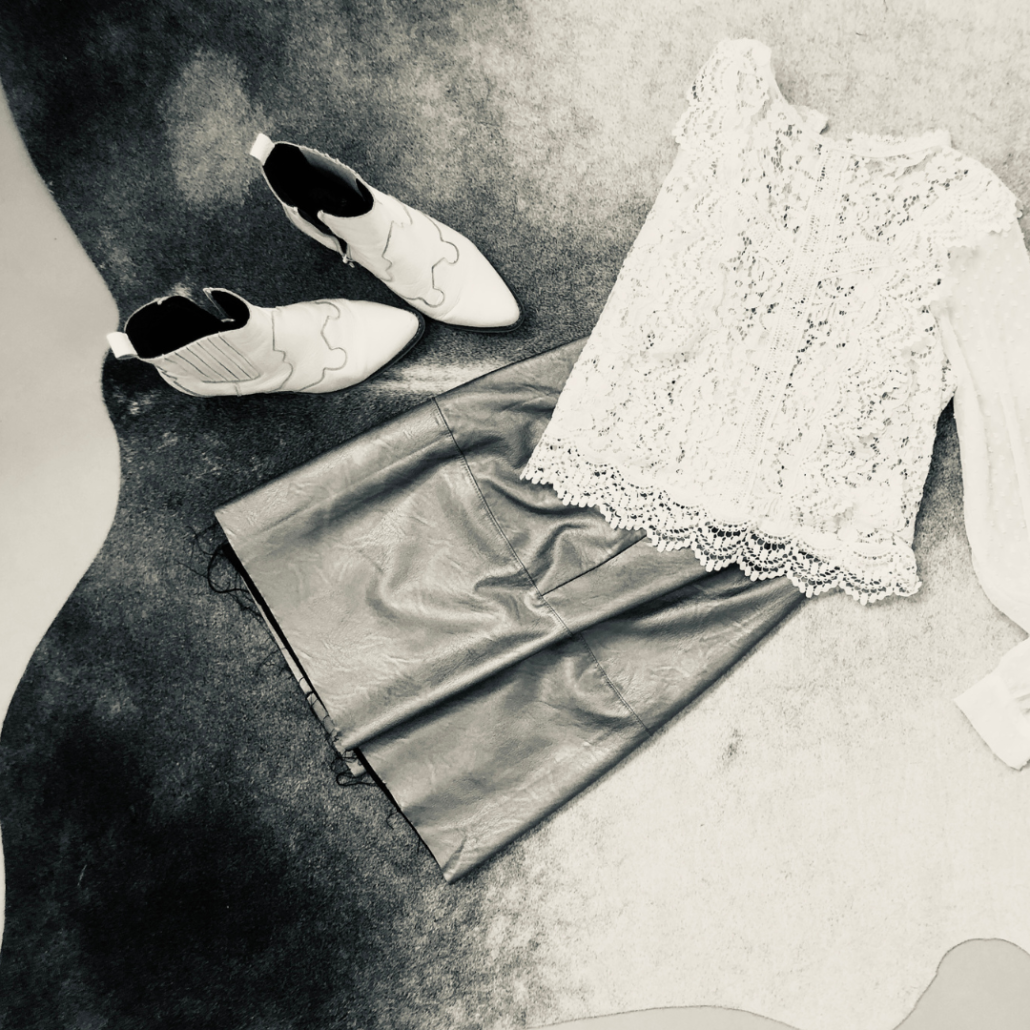 Stoere rok in gecombineerd met romantische bloes